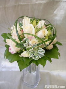 玲玲花店為您提供結婚花球 絲花花球 花車 婚宴 教堂布置 襟花 手花 枱花等產品